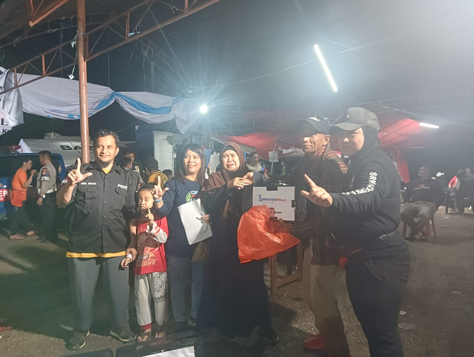 Kebakaran Hebat Di Sorowako, Wartawan LuwuRayaPos Salurkan Bantuan di Posko Induk di Sorowako