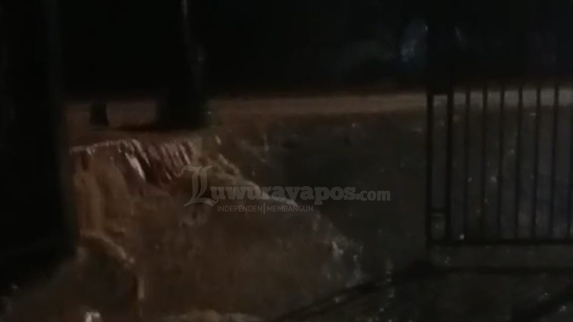 Diguyur Hujan Deras, Sejumlah Jalan dan Rumah Warga Di Desa Benteng Terendam Banjir