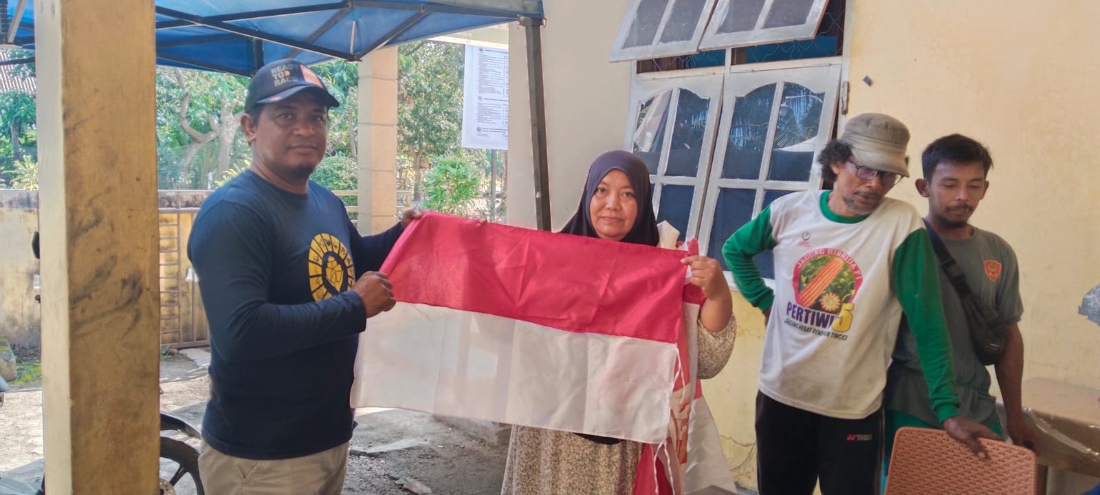 Sambut HUT RI, Pemdes Lestari Geratiskan Bendera Buat Warganya