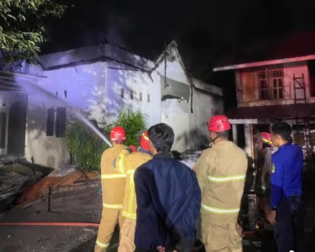 Kebakaran di Desa Manggala, Dinas Pemadam Kebakaran Terjunkan 4 Unit Armada