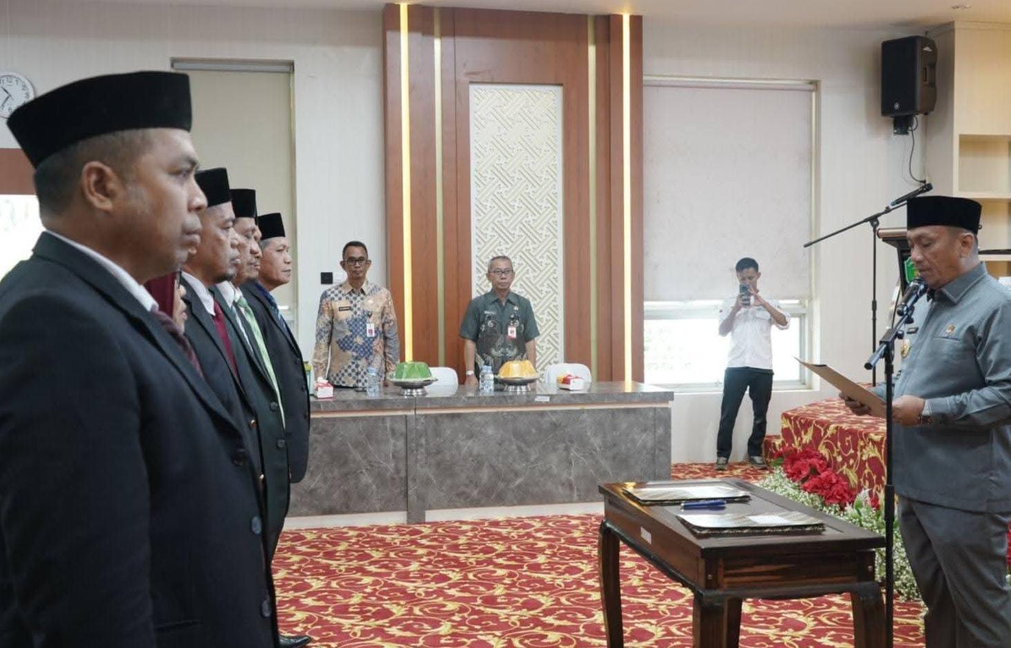 Bupati Irwan Lantik Pimpinan dan Pengawas Baznas Lutim Periode 2025-2030