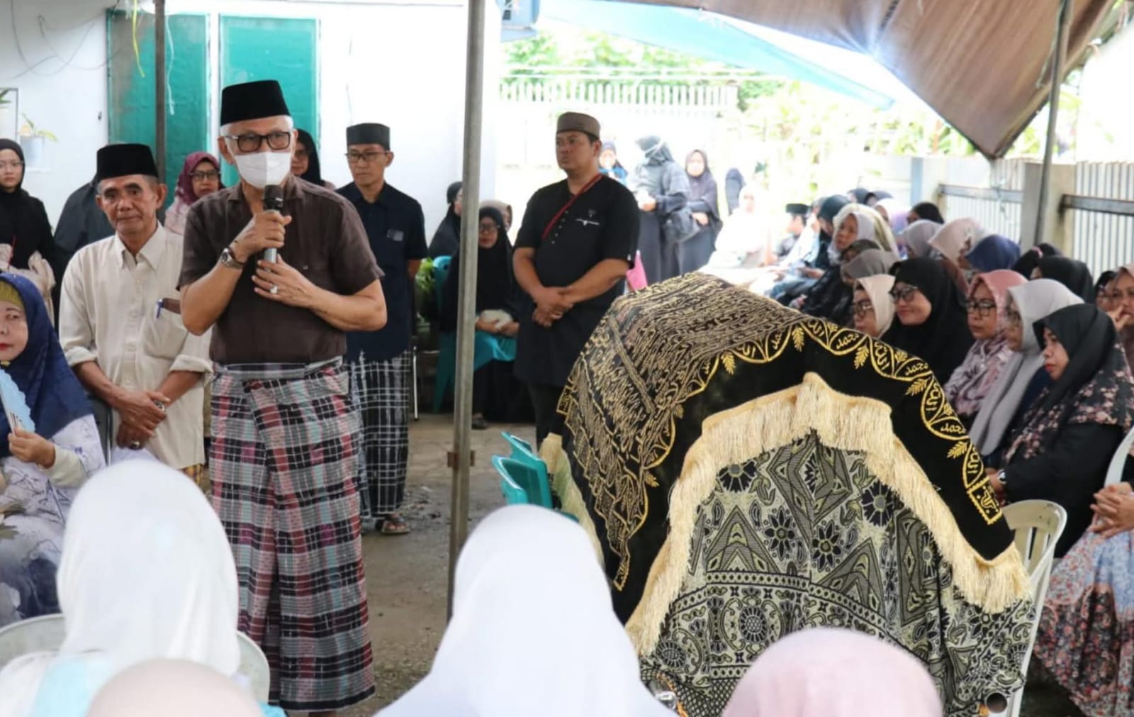 Bupati Luwu Timur Lepas Jenazah Ibunda Asisten Pemerintahan dan Kesra