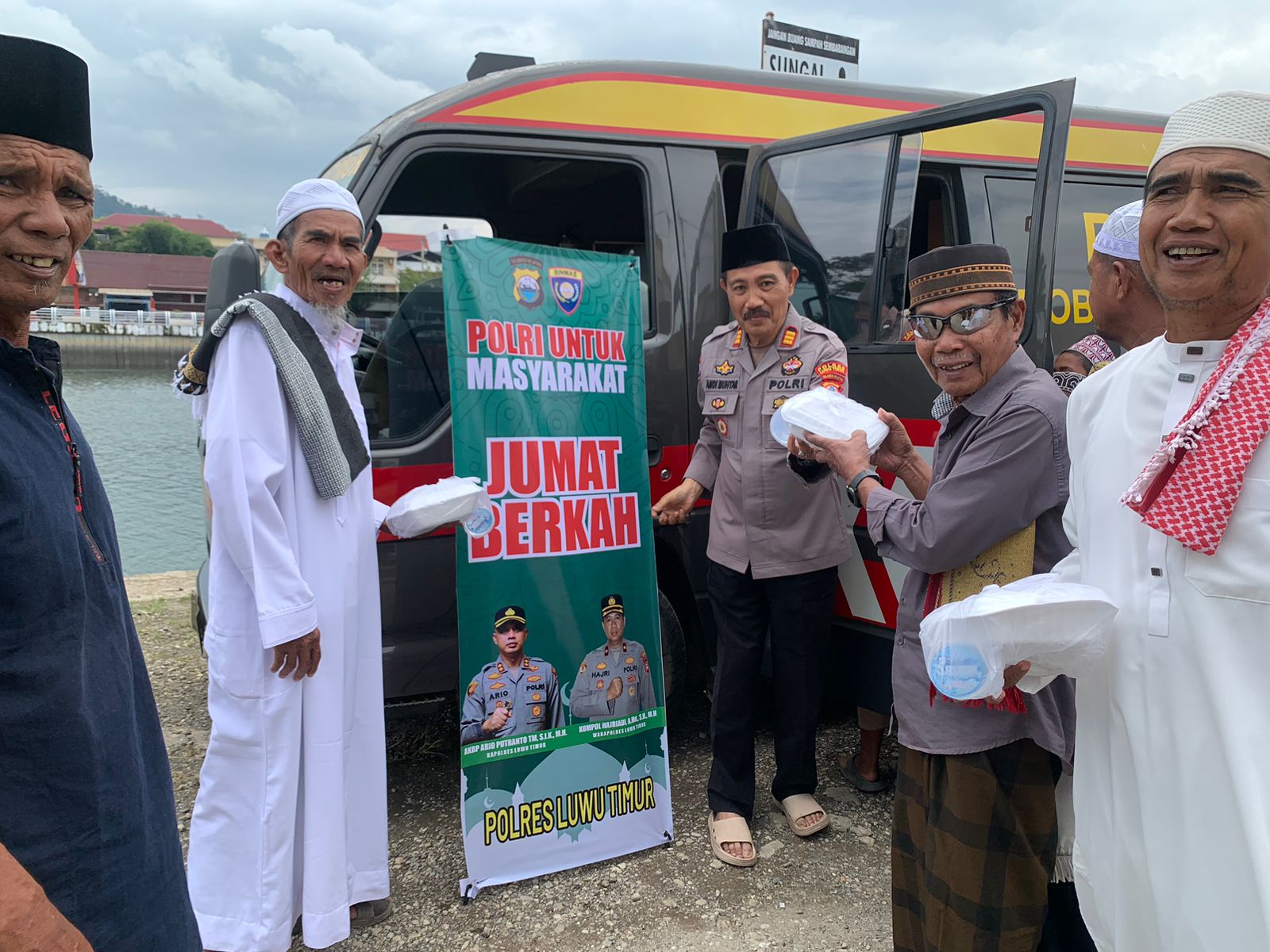 Polres Luwu Timur Hadirkan Kejutan Manis untuk Jamaah di Malili