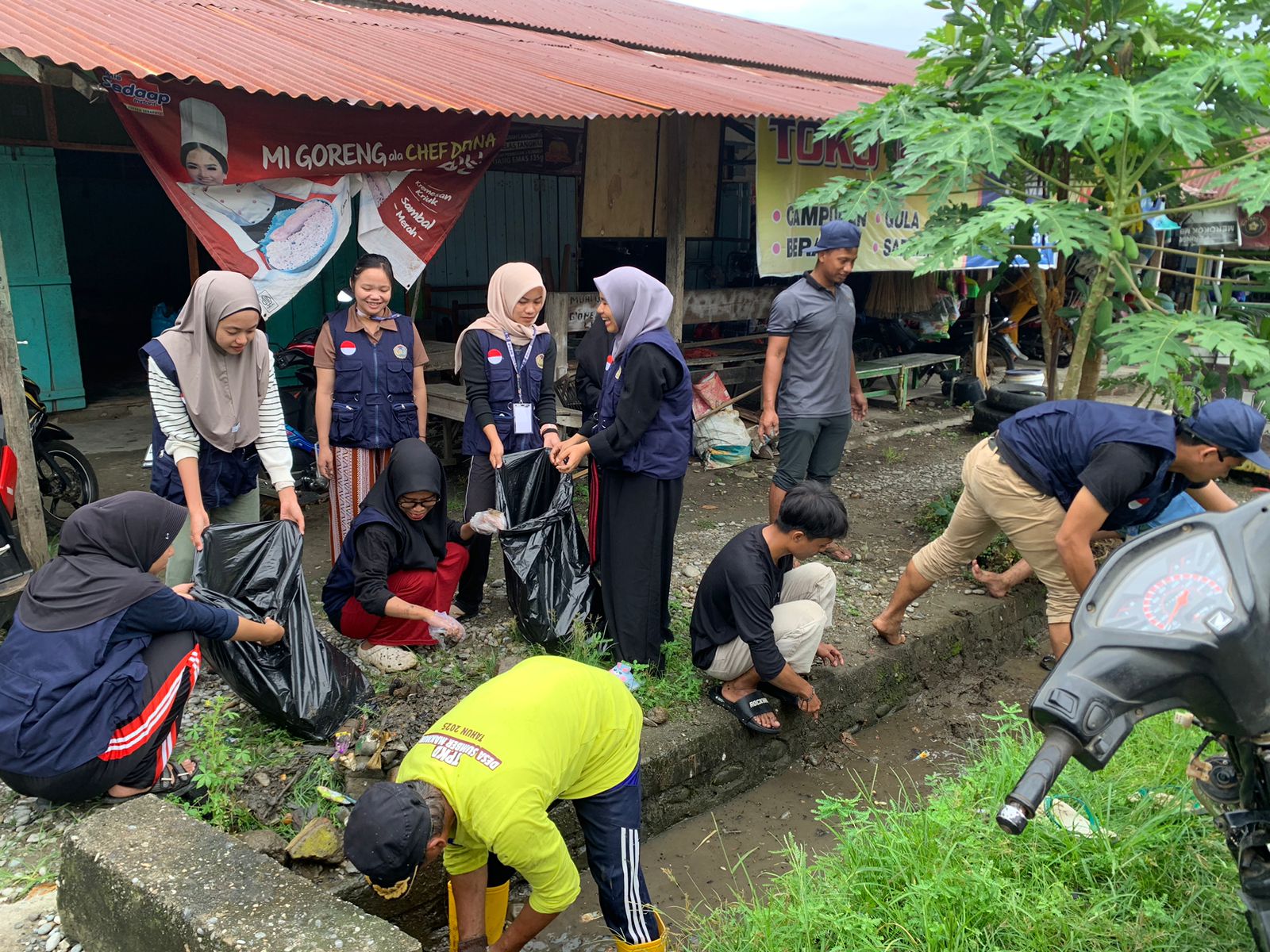 Jumat Bersih di Pasar Kalaena Kiri dan Pasar Sumber Makmur