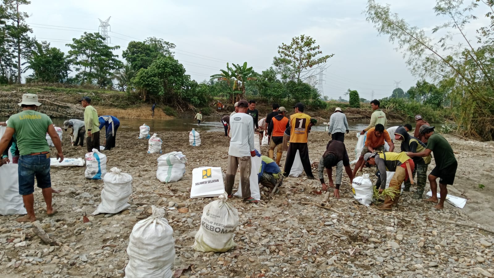 Gotong Royong Hari Kedua di Sungai Singgeni 2, Warga Kalatiri Kompak Demi Kelancaran Air Sawah