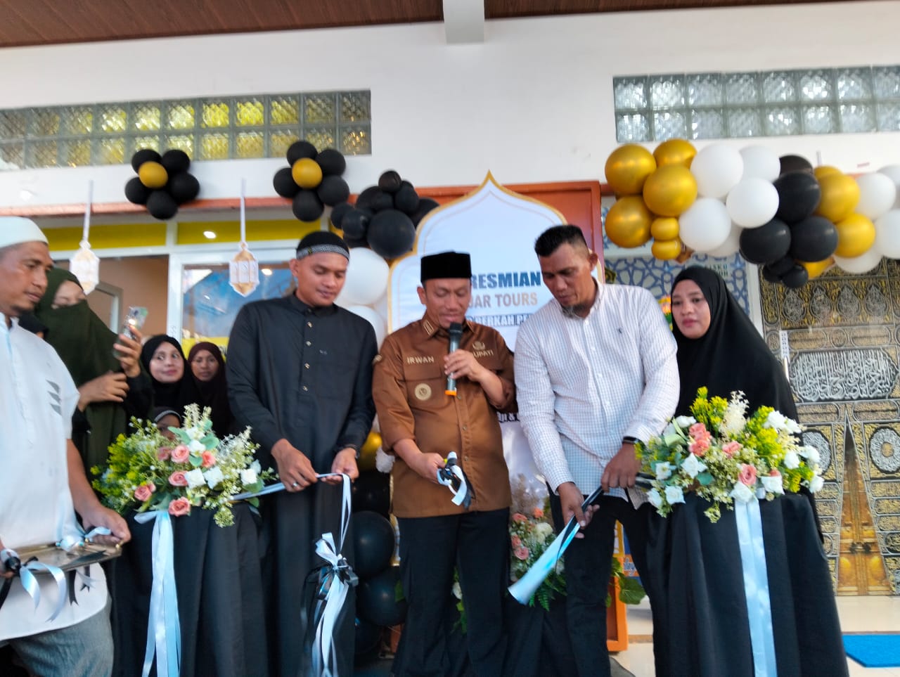 Bupati Luwu Timur ,Ir.H.Irwan Bachri Syam Resmikan Trevel Fajar Tour Group Tomoni