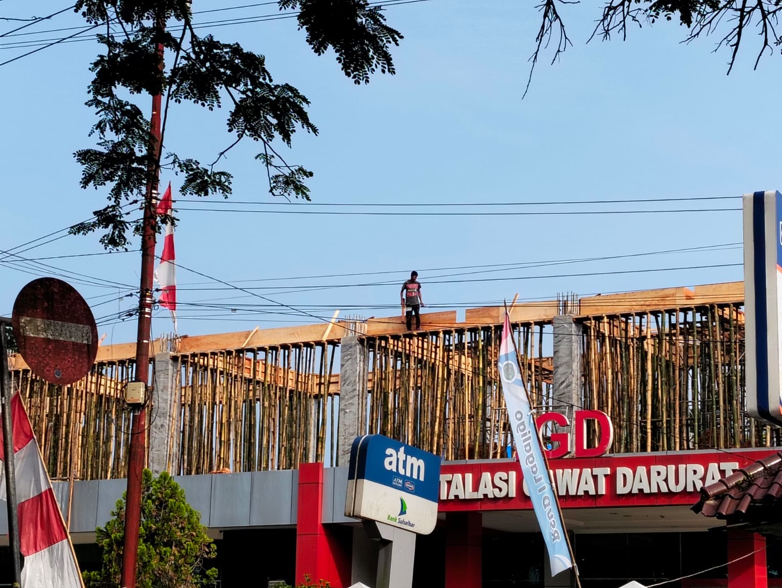 KONTRAKTOR PELAKSANA PEMBANGUNAN CATHLAB DAN CYNTOTIXIC DAN REHAB GEDUNG IGD RSUD LAGALIGO ABAIKAN KESELAMATAN KERJA (K3)
