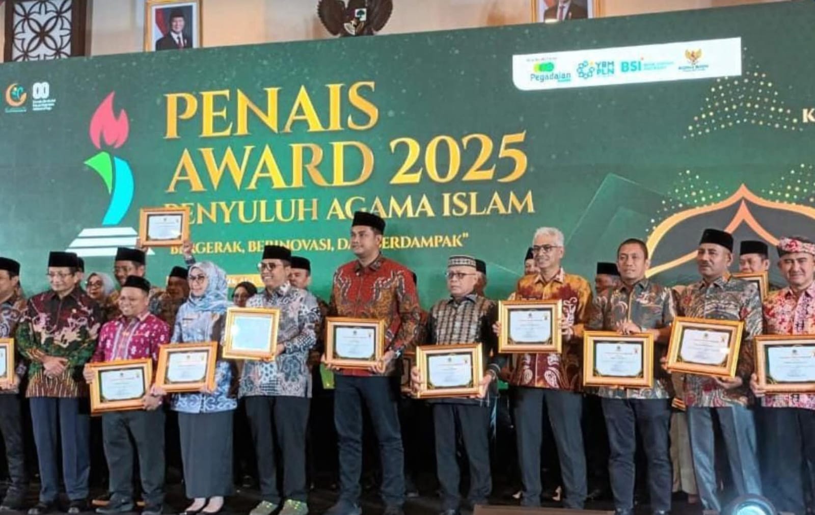 Bupati Luwu Timur Terima Penghargaan Bergengsi dari Menteri Agama RI