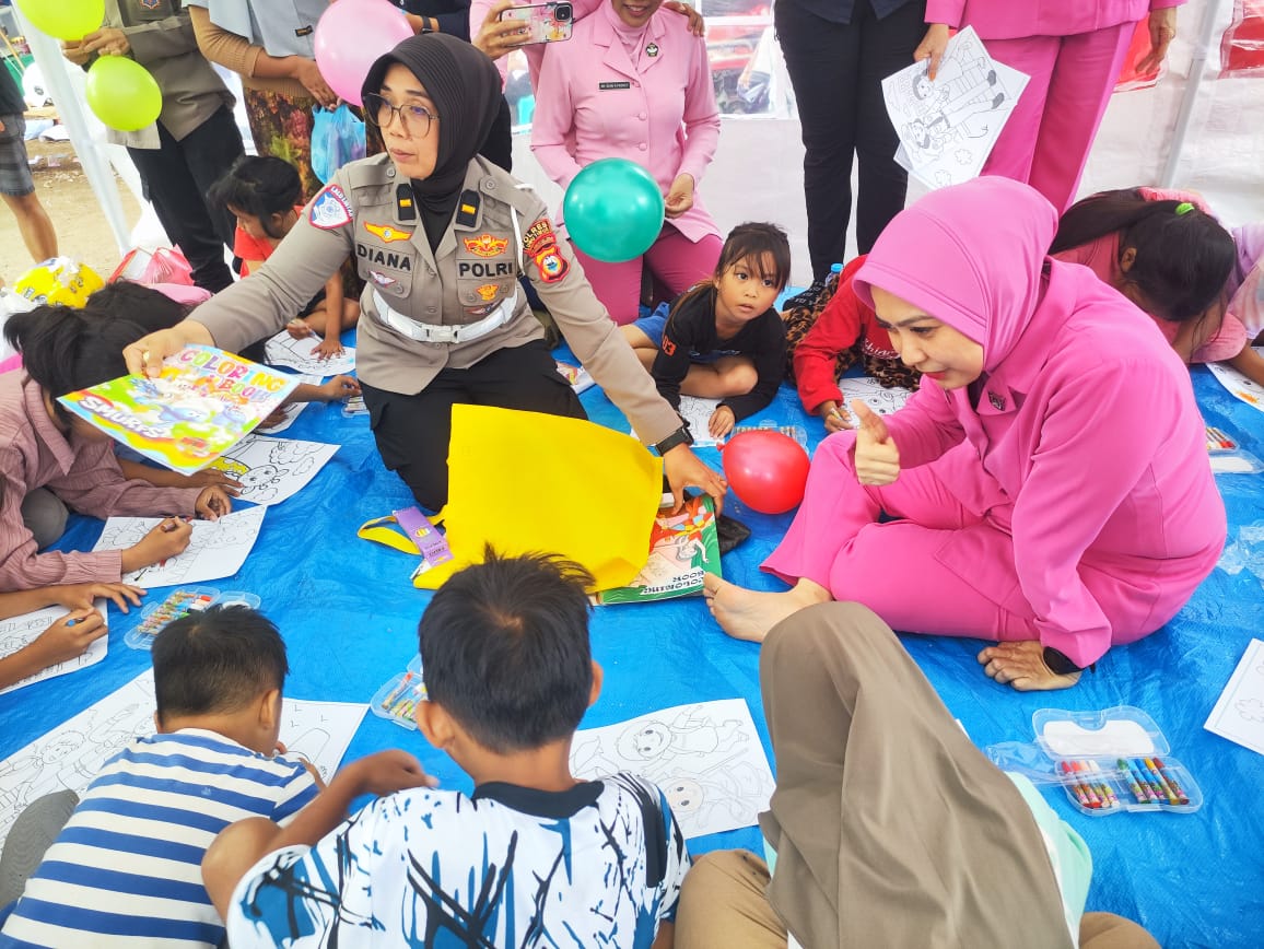 Usai Kebakaran Sorowako, Polwan dan Bhayangkari Hiburan Anak-Anak Lewat Trauma Healing