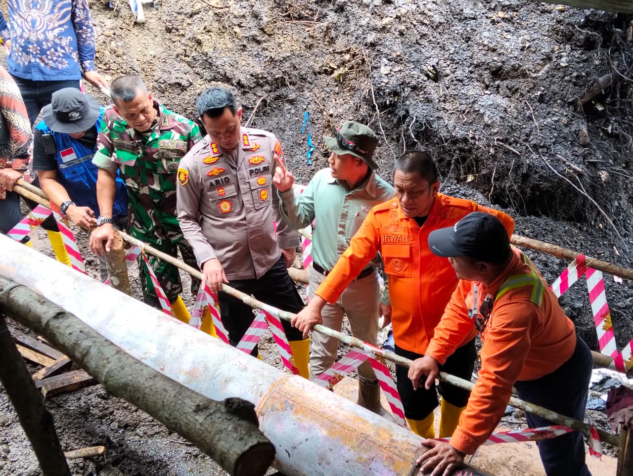 BUPATI LUWU TIMUR,TINJAU LANGSUNG TITIK PIPA MINYAK PT.VALE YANG BOCOR HINGGA KE DANAU TOWUTI YANG SUDAH TERCEMAR