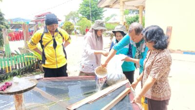 Kendalikan DBD, Pemkab Lutim Lepas Ribuan Ikan Nila