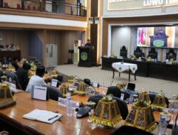 Bupati Irwan Ajak Bacakan Al-Fatihah untuk Korban Aksi Sebelum Menyampaikan Pendapat Akhir