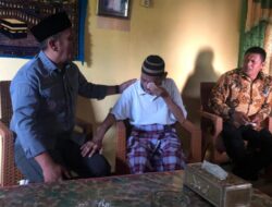 Bupati Luwu Timur Kunjungi Sahabat Lama yang Sedang Sakit di Desa Pertasi Kencana
