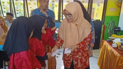 Wujudkan Generasi Cerdas, DWP Lutim Sosialisasikan Gerakan Literasi Keluarga