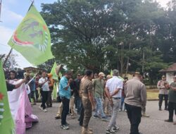 Wakil Ketua DPRD Luwu Timur Terlihat di Tengah Aksi Demonstrasi Petani