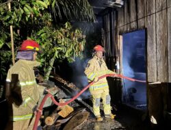 Pabrik Tahu di Tomoni Terbakar, Damkar Tomoni Bergerak Cepat Menuju Lokasi