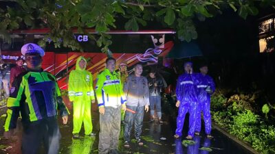 Akibat Rem Blong, Mobil Bus Alami Laka Tunggal di Wasuponda