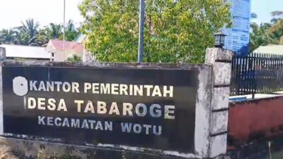 Pemdes Tabaroge Gotong Royong Merapikan Lingkungan Sekitar Kantor