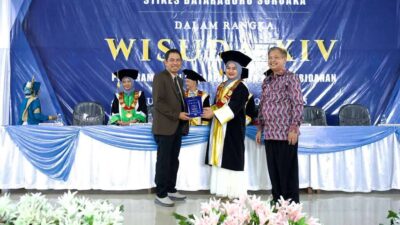 STIKES Batara Guru Sorowako Luluskan 100 Mahasiswa, Pemkab Lutim Sampaikan Apresiasi