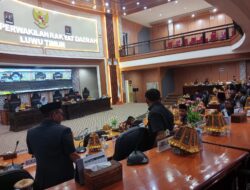 Wakil Ketua DPRD Luwu Timur Menutup Rapat Paripurna Bahas Lima Ranperda