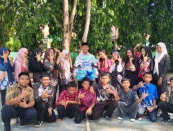 Peringati Hari Guru, Siswa IX-8 SMP Negeri Tomoni Beri Apresiasi untuk Wali Kelas
