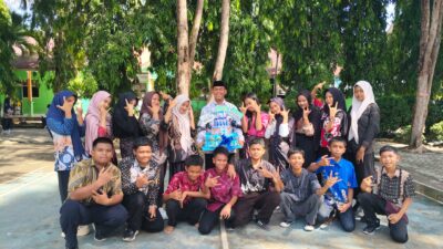 Peringati Hari Guru, Siswa IX-8 SMP Negeri Tomoni Beri Apresiasi untuk Wali Kelas