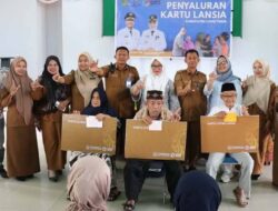 Warga Lanjut Usia Menangis Haru Saat Terima Kartu Lutim Lansia di Burau