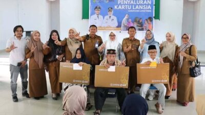 Warga Lanjut Usia Menangis Haru Saat Terima Kartu Lutim Lansia di Burau