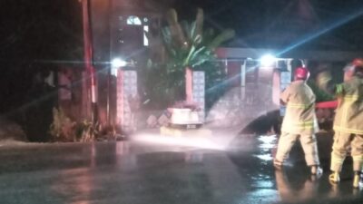 Damkar dan PLN Berkoordinasi Cepat Padamkan Kebakaran di Mekar Sari
