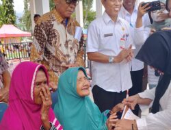 Santunan Lansia di Tomoni Berlangsung Haru, Wabup Puspa Wati Apresiasi Kepedulian Semua Pihak