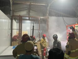 Kebakaran Pabrik Es Kristal di Desa Mandiri, Kecamatan Tomoni, Berhasil Dikendalikan