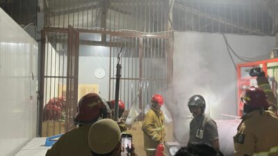 Kebakaran Pabrik Es Kristal di Desa Mandiri, Kecamatan Tomoni, Berhasil Dikendalikan