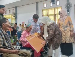 293 Lansia di Mangkutana Terima Kartu Lansia, Puspawati Husler Beri Harapan dan Dukungan