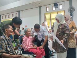 Kadis Sosial Luwu Timur, Joni Patabi Dampingi Penyaluran Kartu Lansia di Kecamatan Mangkutana