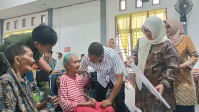 Kadis Sosial Luwu Timur, Joni Patabi Dampingi Penyaluran Kartu Lansia di Kecamatan Mangkutana