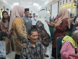 Kades Sindu Agung Hadir di Tengah Kebahagiaan Lansia yang Menerima Kartu Lutim Lansia di Kecamatan Mangkutana