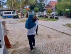 Kades Lestari Bopong Lansia Usai Menerima Kartu Lansia di Kecamatan Tomoni