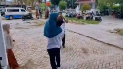 Kades Lestari Bopong Lansia Usai Menerima Kartu Lansia di Kecamatan Tomoni