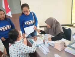 OPD Desa Manggala, Novita Tandililing Dampingi Lansia Terima Kartu Lansia di Kecamatan Mangkutana