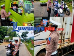 Sat Lantas Polres Luwu Timur Bagikan Brosur Keselamatan dalam Operasi Zebra Pallawa 2025