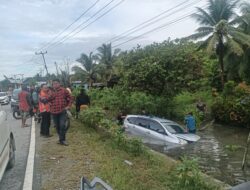 Mobil Sigra Terjun ke Parit di Desa Manurung, Kecamatan Malili
