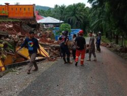 Banjir dan Longsor Landa Desa Tawakua, Tim Rescue Damkar Lutim Terjunkan Personel ke Lokasi