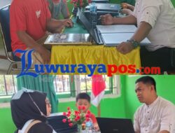 Antusias Ayah Hadiri Pengambilan Rapor di SMP Negeri 1 Tomoni