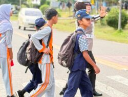 Satlantas Polres Luwu Timur Gelar Strong Point Pagi, Membantu Murid Sekolah Menyeberang Jalan dengan Aman