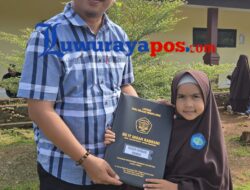 Anggota DPRD Luwu Timur Firman Udding Hadir di SD IT Insan Rabbani Malili Saat Penerimaan Rapor Anak