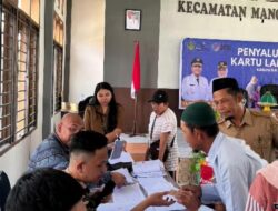 Kepala Desa Sindu Agung Dampingi Warga Lansia Terima Kartu ATM Lansia