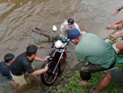 Pengendara Motor Terjun Ke Sungai Mangkutana, Warga Sigap Memberi Pertolongan
