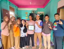 Kasi Pelayanan Desa Sindu Agung Purna Bakti, Pemerintah Desa Serahkan Piagam dan Cendera Mata