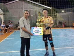 Camat Tomoni Serahkan Trofi Juara II pada Penutupan Turnamen Bola Voli Putra se-Luwu Raya