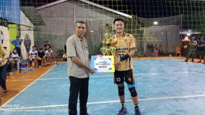 Camat Tomoni Serahkan Trofi Juara II pada Penutupan Turnamen Bola Voli Putra se-Luwu Raya